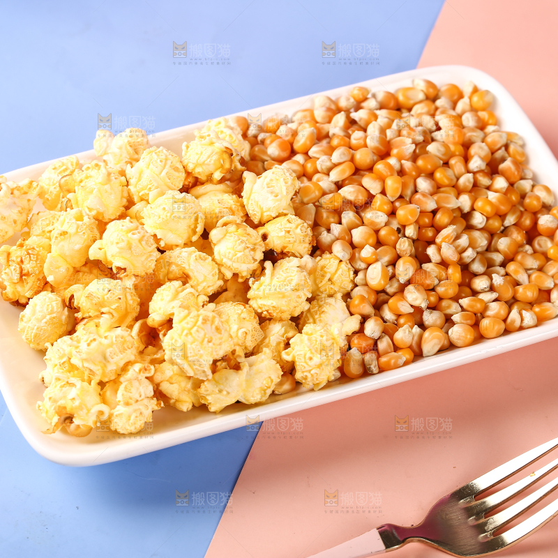 盘子里爆米花和玉米粒
