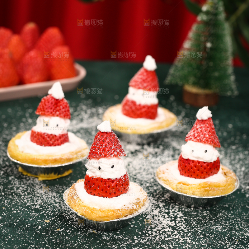 深底上摆放着圣诞草莓蛋挞