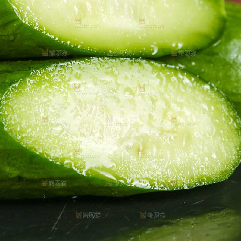 黑石板上摆放着水果小黄瓜