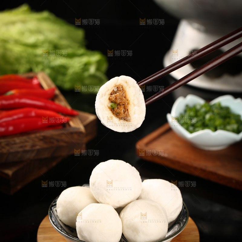 筷子上夹着包心鱼味丸