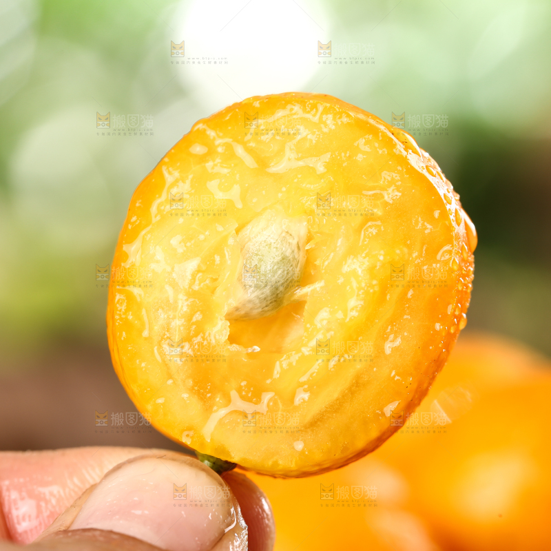手里拿着金桔