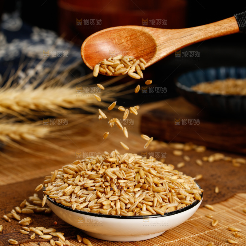 勺子上舀着燕麦仁