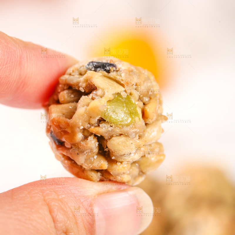 手里拿着坚果丸子