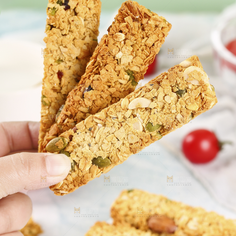 手里拿着燕麦饼干