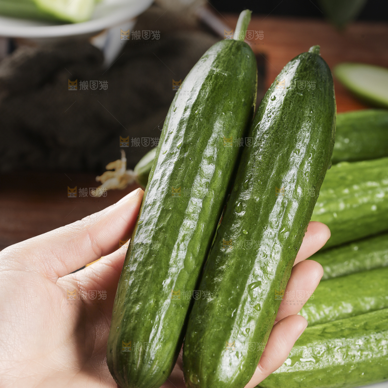 手里拿着水果黄瓜