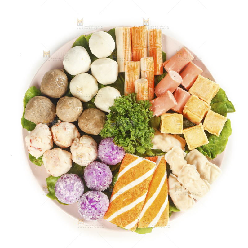 白底上放着一盘火锅食材组合