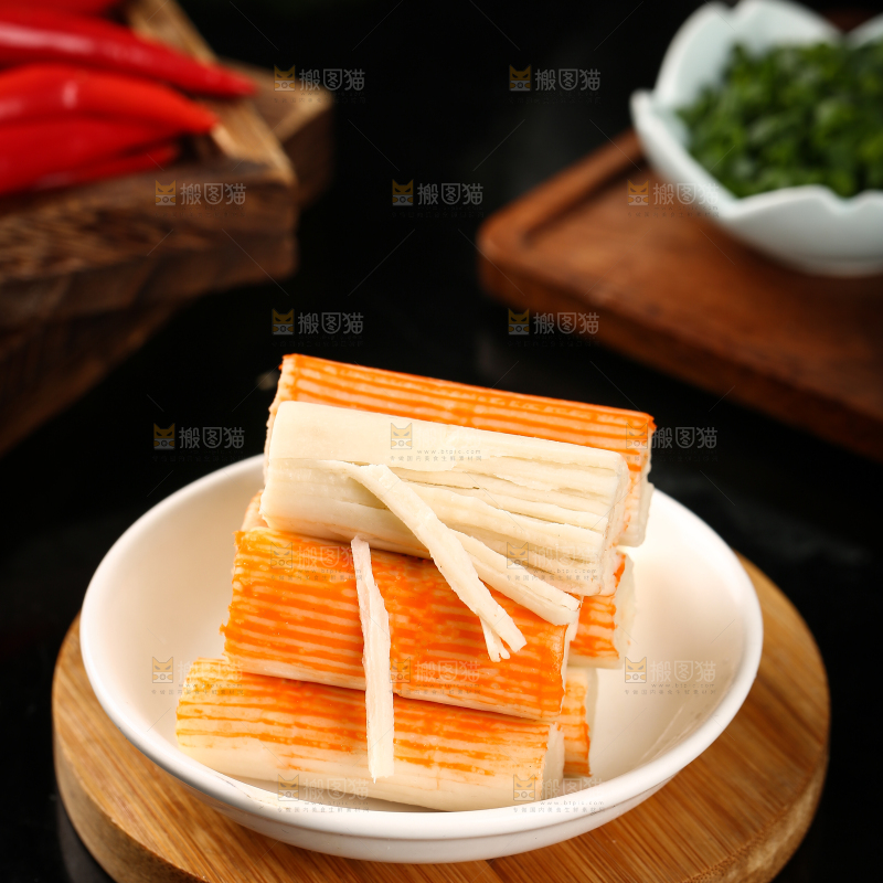 木板上一盘蟹肉棒