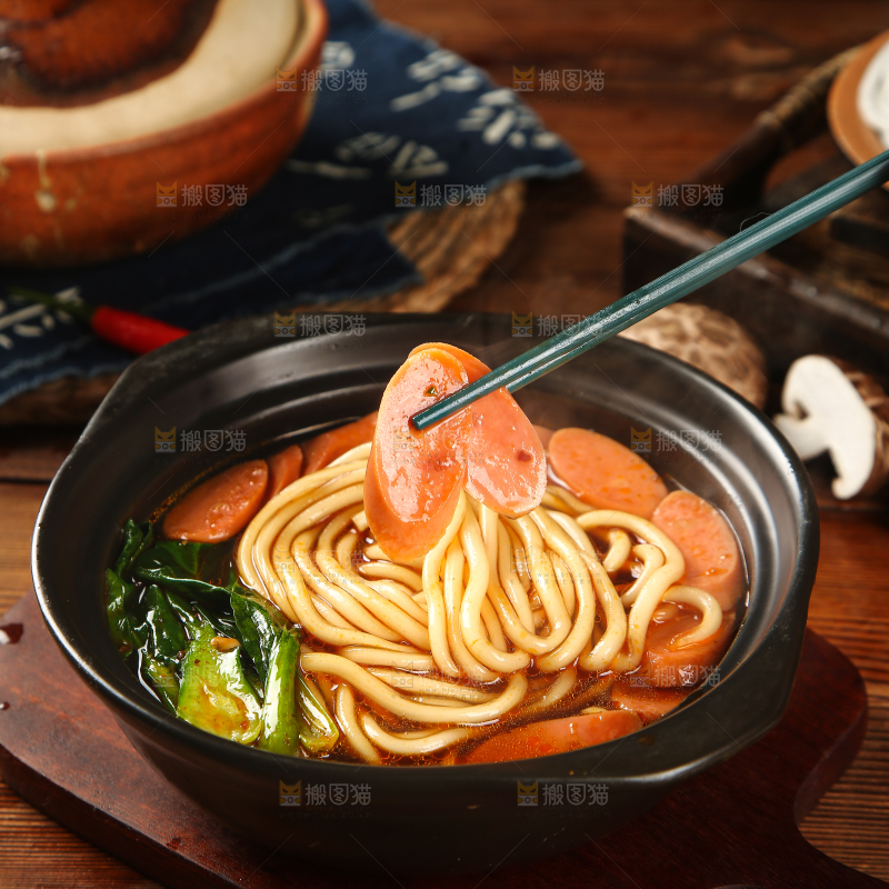 木底上放着砂锅土豆粉