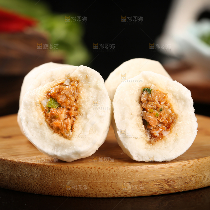 木板上放着包心鱼丸