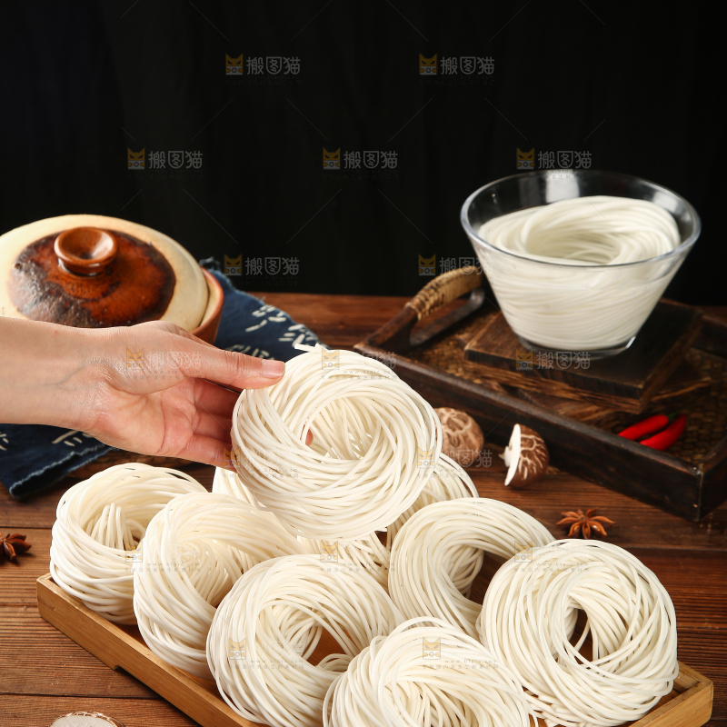 手里拿着土豆圆粉