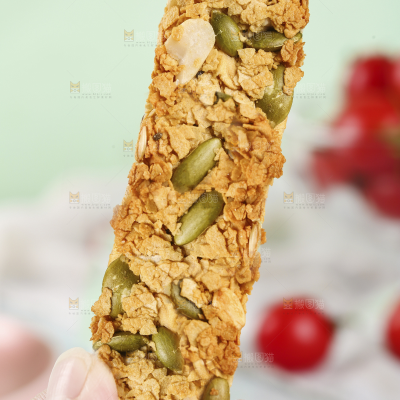 手里拿着燕麦饼干