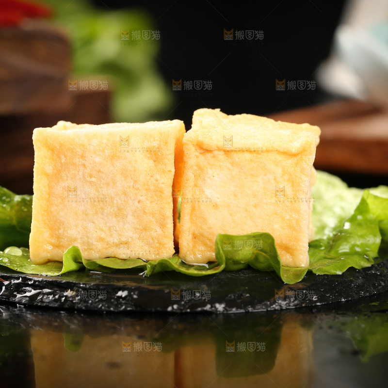 菜叶上摆放着鱼豆腐