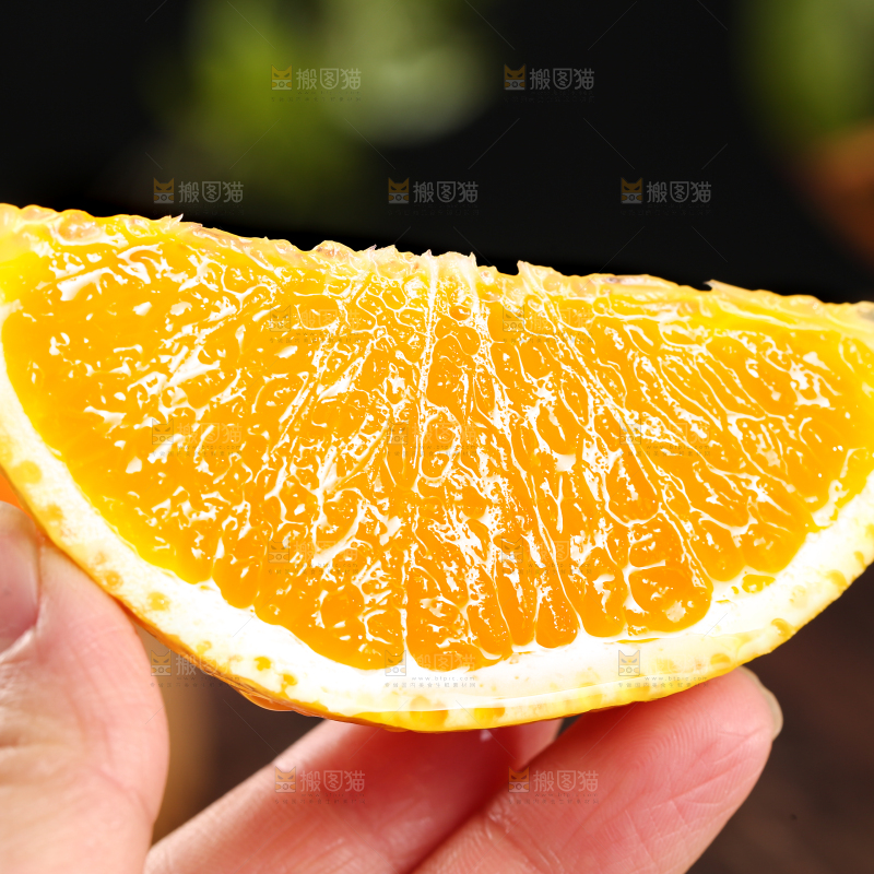 手里拿着一块甜心柚