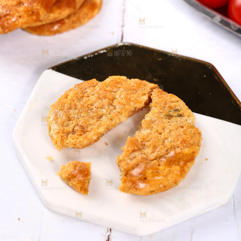 石垫上摆放着鸡仔饼