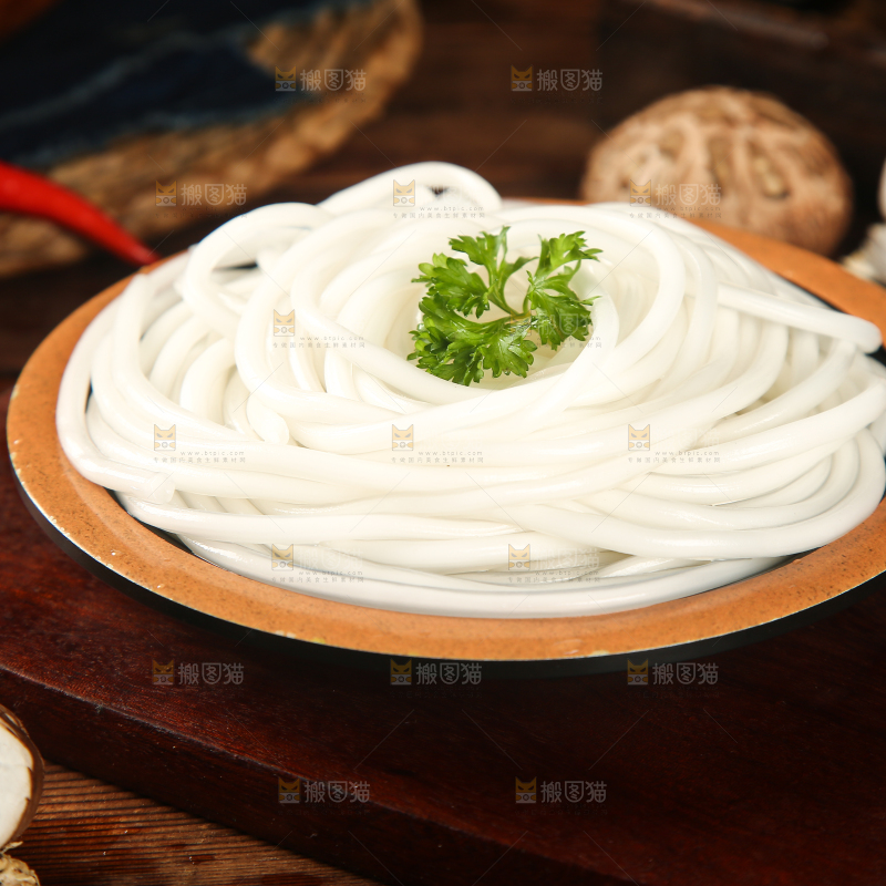 一盘泡发过的东北土豆粉