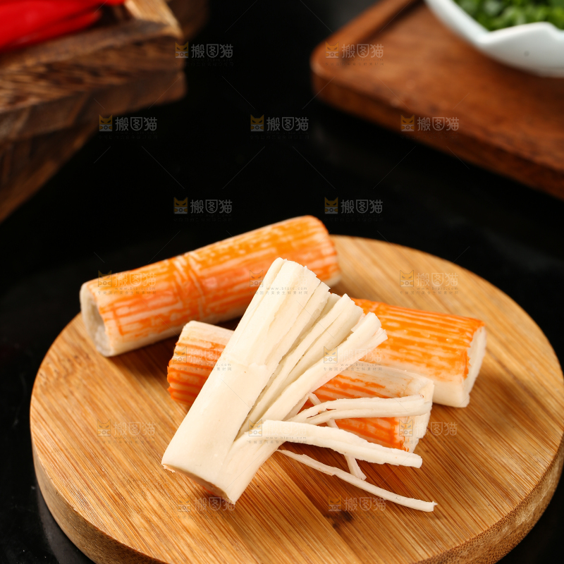 木板上放着蟹肉棒