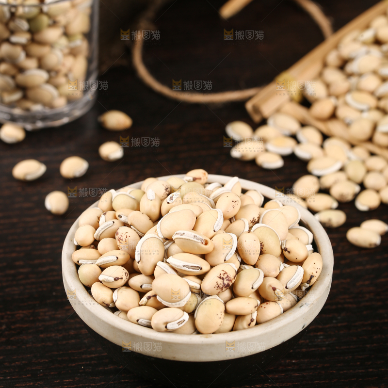 深底上摆放着一碗云南白扁豆