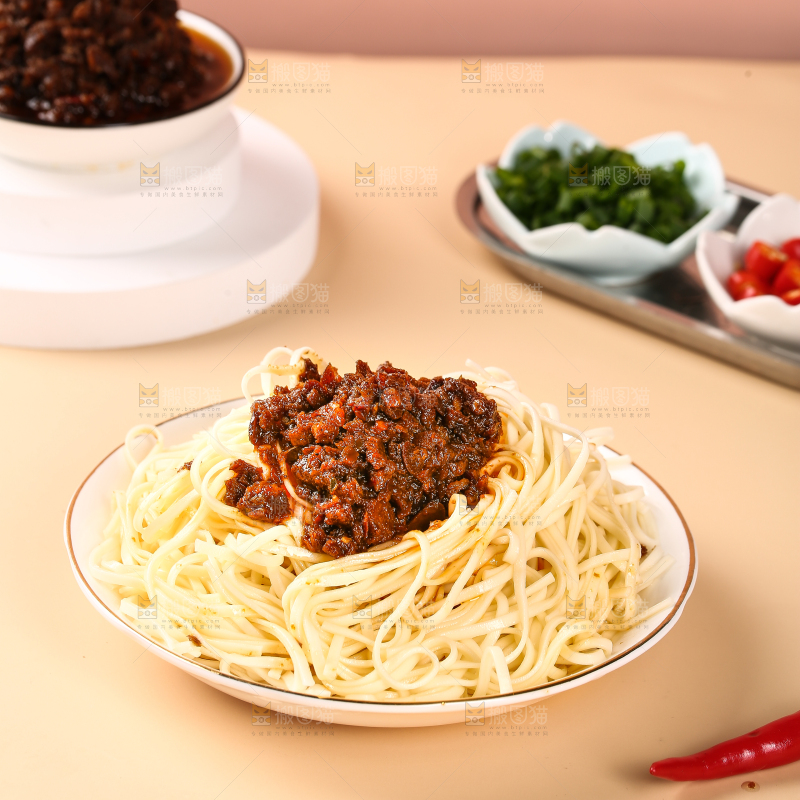 一盘牛肉酱拌面