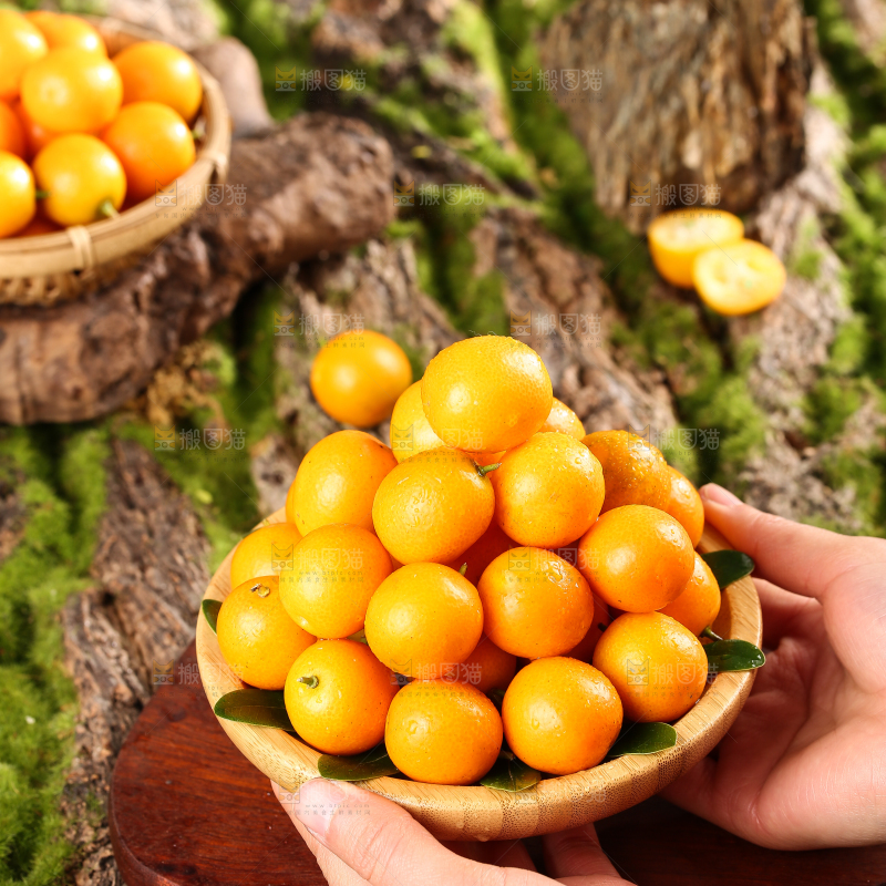 手里端着一盘脆皮小金橘