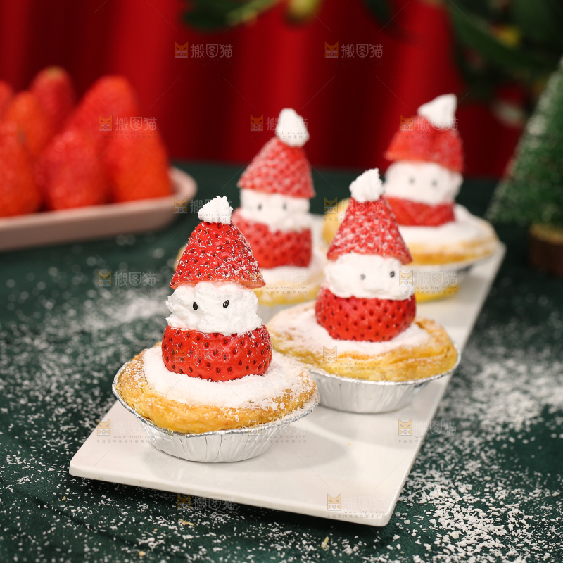 盘子里摆放着雪人蛋挞