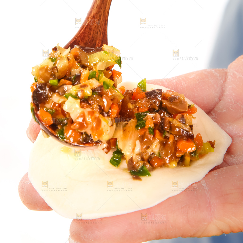 手里包着三鲜饺子