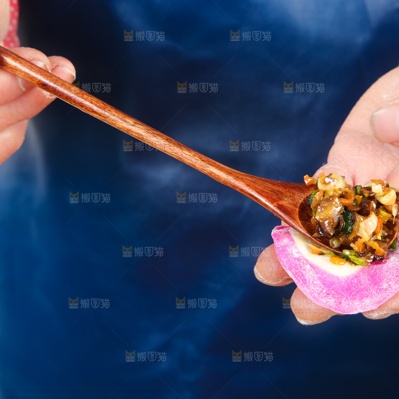 手里包着三鲜饺子
