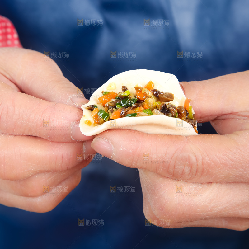 手里包着三鲜饺子