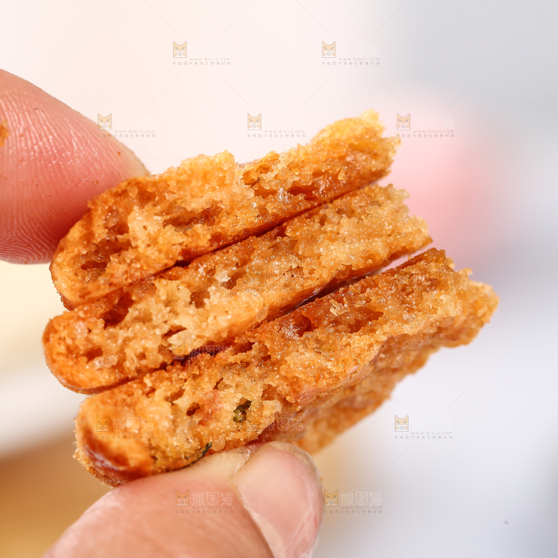 手里拿着鸡仔饼