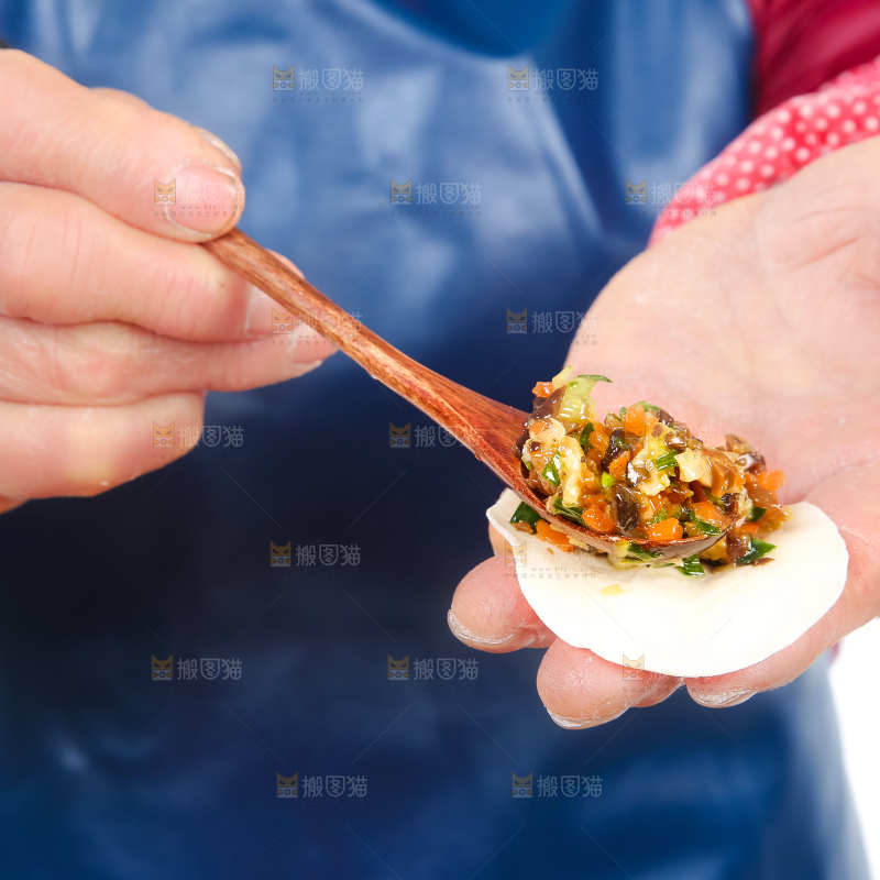 手里包着三鲜饺子