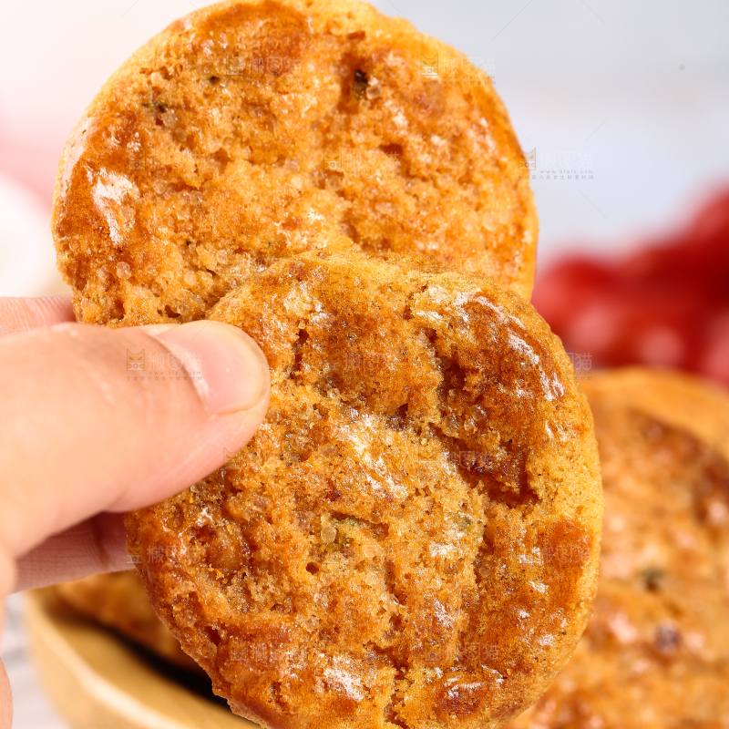 手里拿着鸡仔饼