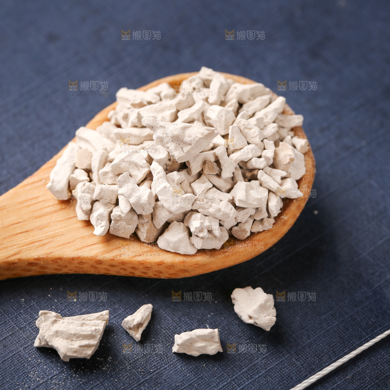 勺子上舀着野生葛根粉