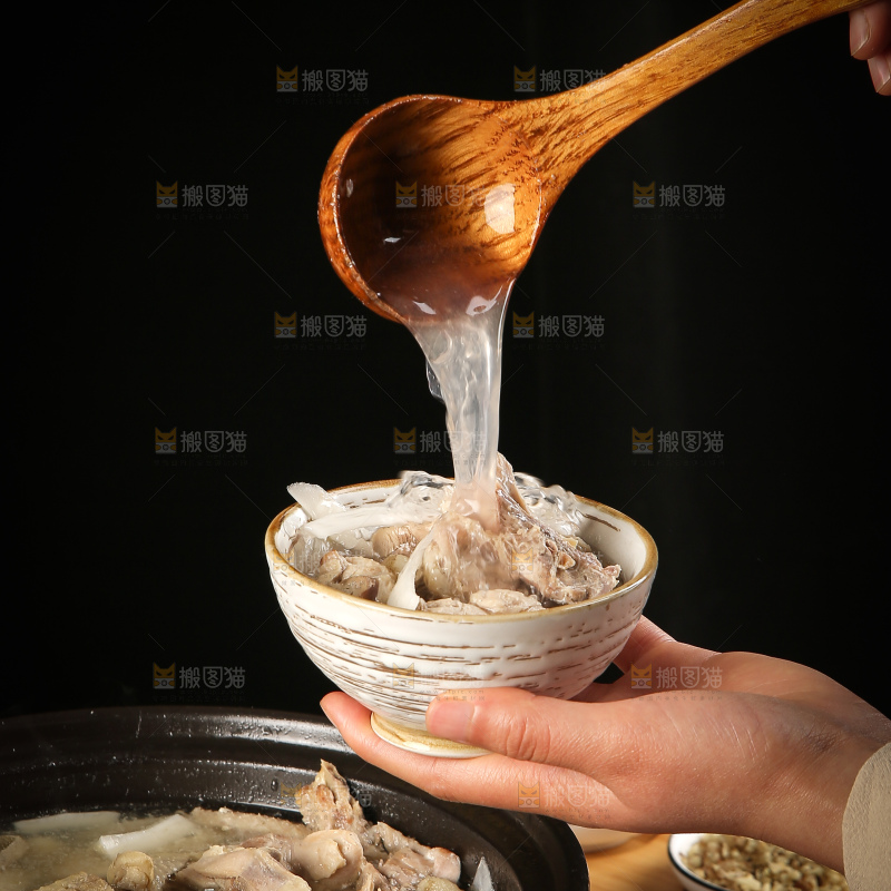 手里端着一碗椰子鸡汤