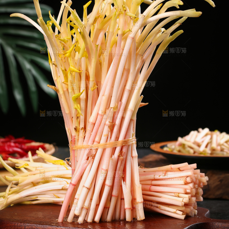 木板上放着鱼腥草嫩芽