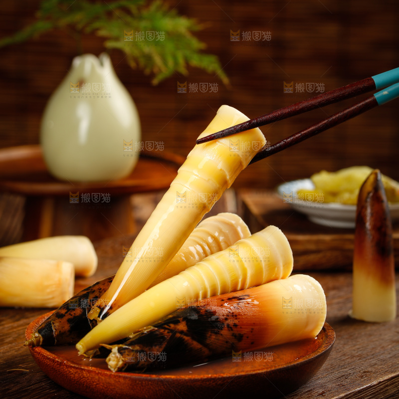 木底上放着一盘老汤味手剥笋
