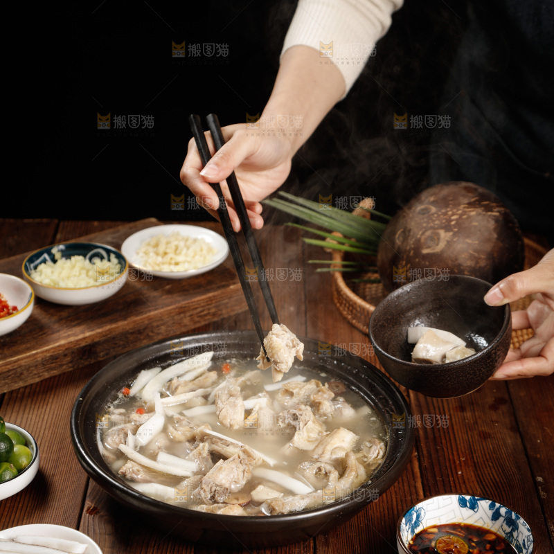 筷子上夹着鸡肉