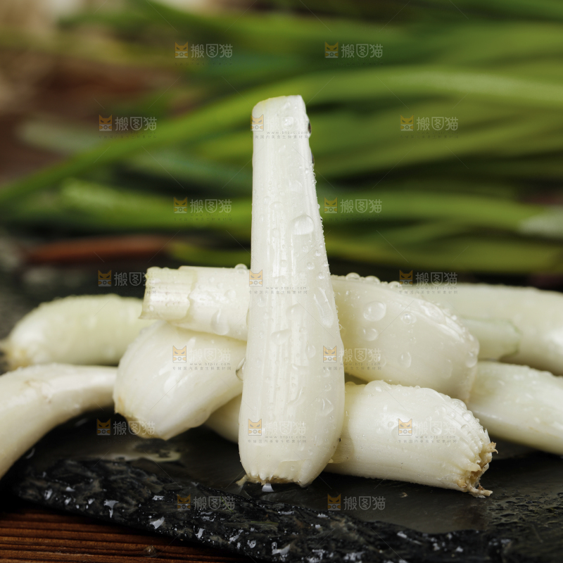 黑底上的新鲜藠头