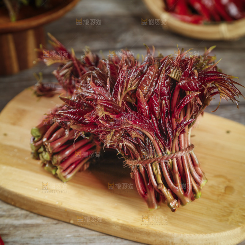 木板上放着一堆红油香椿芽