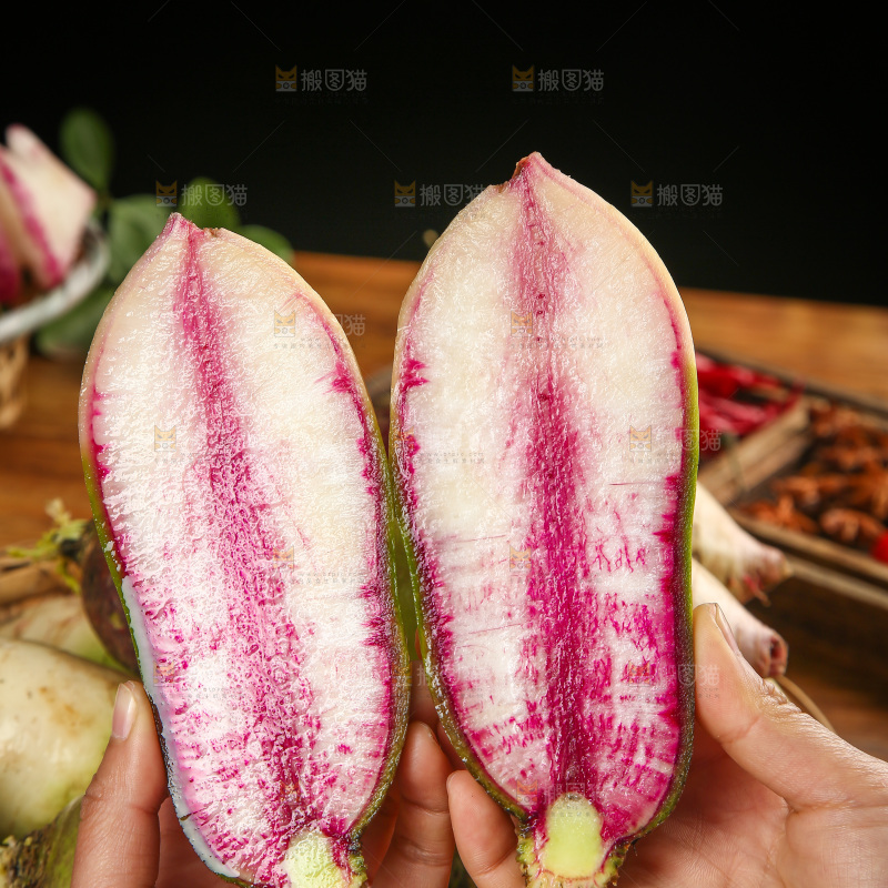 手里拿着冰糖心萝卜