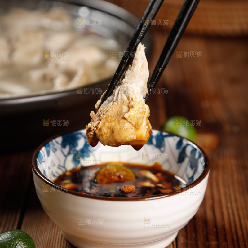 筷子上夹着鸡肉