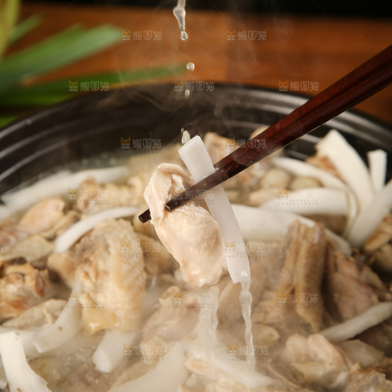 筷子上夹着椰子鸡