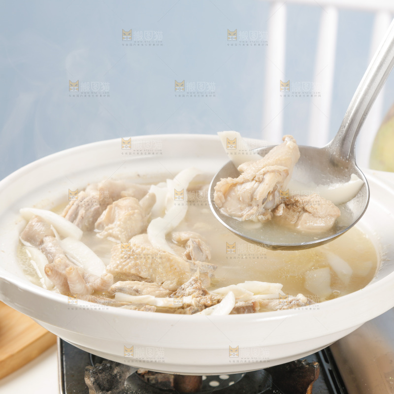 勺子上舀着椰子鸡