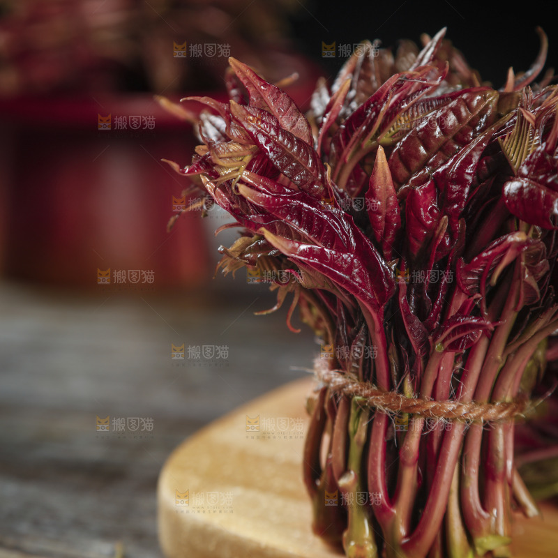 木板上放着一堆红油香椿芽