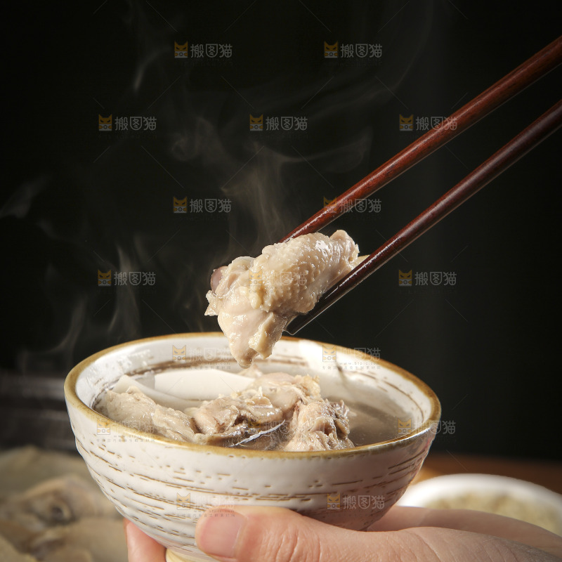 手里端着一碗椰子鸡汤