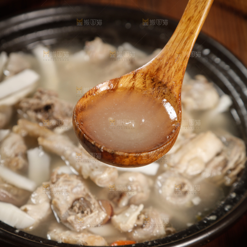 勺子上舀着椰子鸡汤
