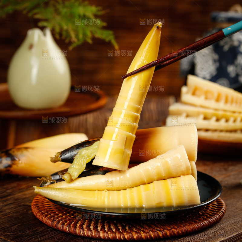 筷子上夹着泡椒笋