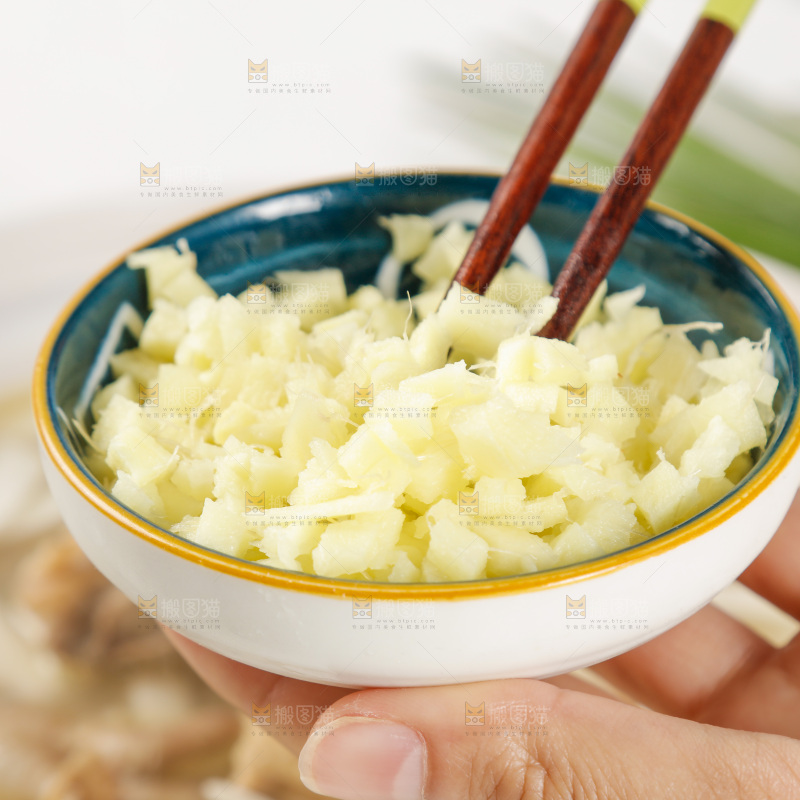手里端着一盘蒜蓉