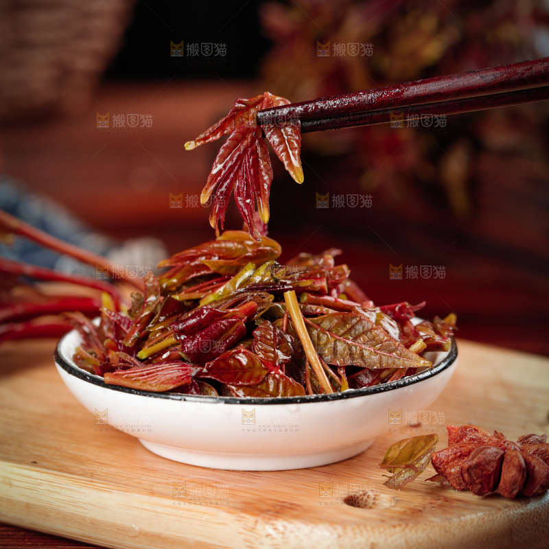 一盘红油香椿芽
