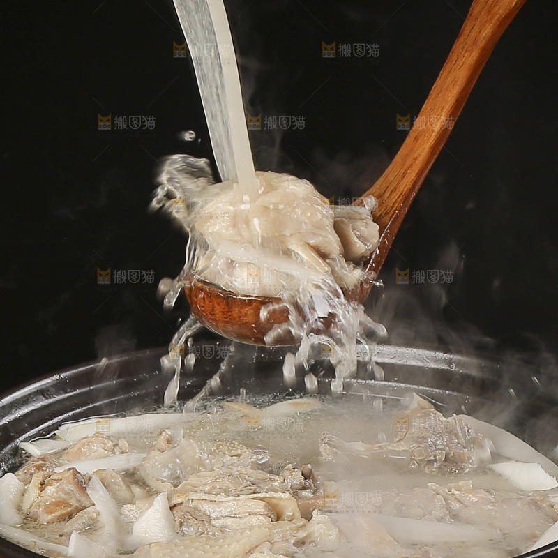 勺子上舀着椰子鸡