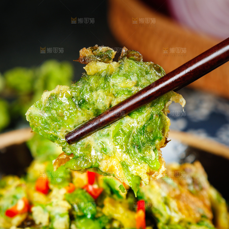 筷子上夹着榆钱炒蛋