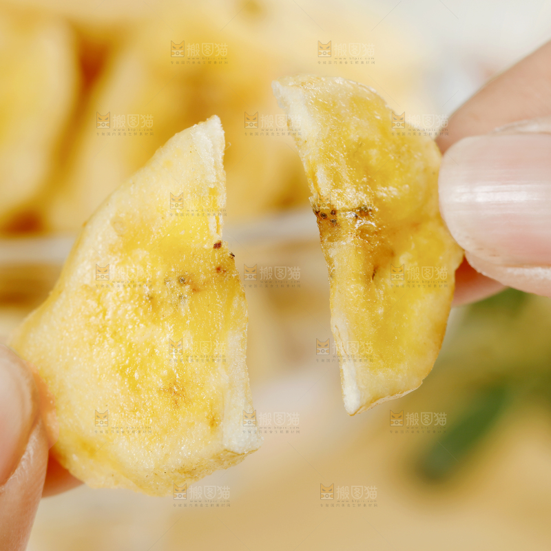 手里拿着香蕉片